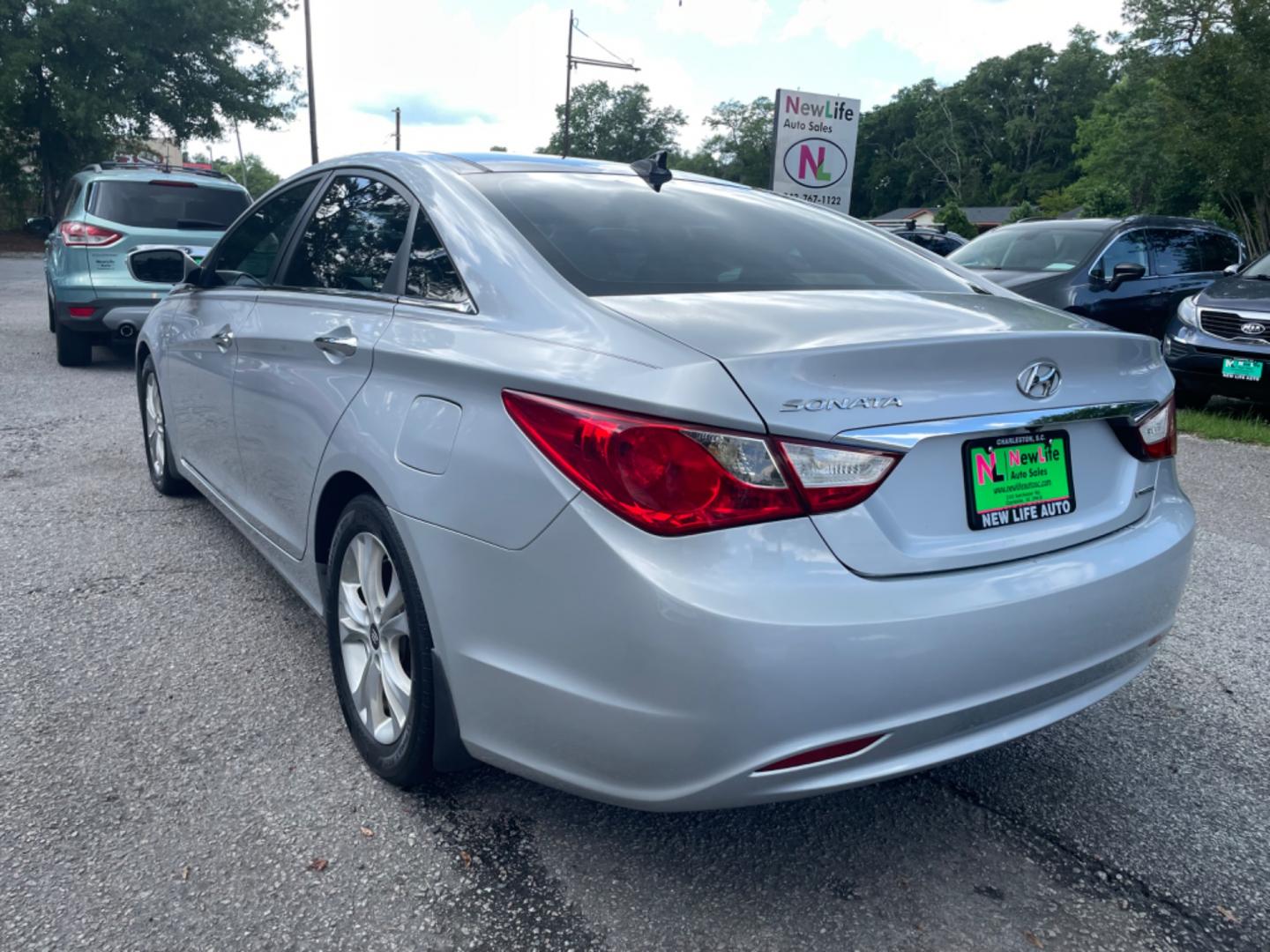 2013 SILVER HYUNDAI SONATA SE (5NPEC4AC6DH) with an 2.4L engine, Automatic transmission, located at 5103 Dorchester Rd., Charleston, SC, 29418-5607, (843) 767-1122, 36.245171, -115.228050 - Clean Interior with Leather, Double Sunroof, Navigation, Backup Camera, CD/AUX/Sat/Bluetooth, Dual Climate Control, Power Everything (windows, locks, seats, mirrors), Heated Seats, Push Button Start, Keyless Entry, Alloy Wheels. Local Trade-in!! Located at New Life Auto Sales! 2023 WINNER for Post - Photo#4